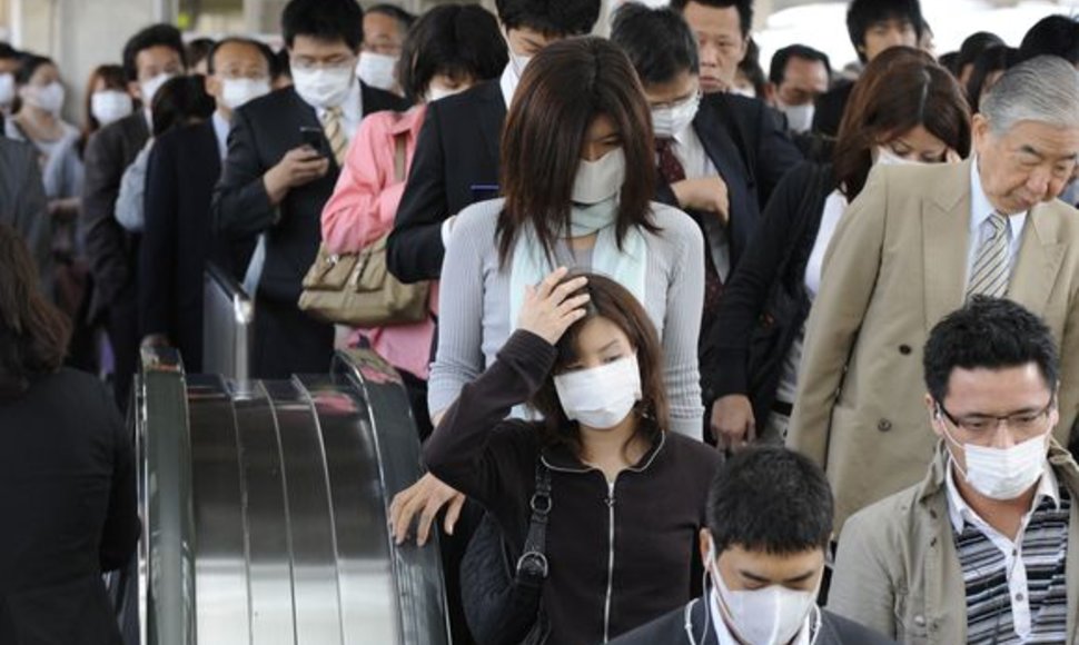 Japonijoje pirmadienį buvo uždaryta daugiau nei tūkstantis mokyklų, kai šalyje patvirtintų užsikrėtimo kiaulių gripu atvejų pagausėjo iki 129.
