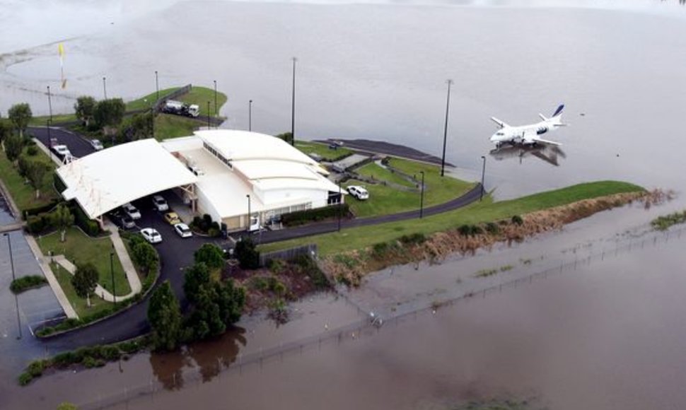 Australijoje per potvynį žuvo žmogus, tūkstančiai evakuojami.