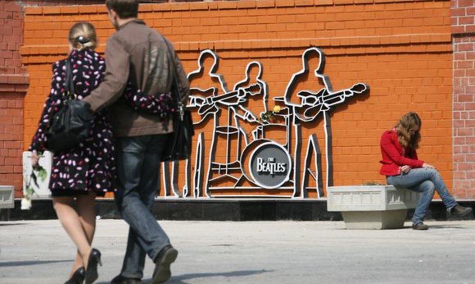 Sibiro mieste Jekaterinburge pastatytas paminklas legendinei grupei "The Beatles".