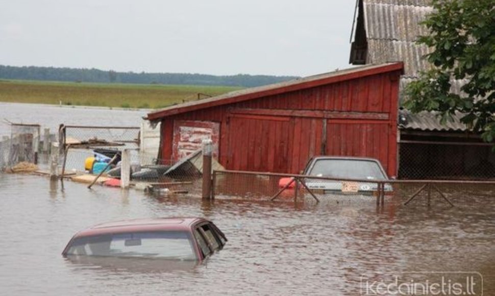  Kėdainių rajone siautėjęs lietus užtvindė namus Siponių kaime. 