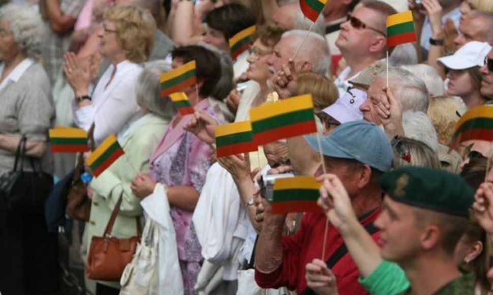 Po iškilmingo vadovų pasitikimo Simono Daukanto aikštėje vidurdienį iškilmingai pakelta Lietuvos vėliava.
