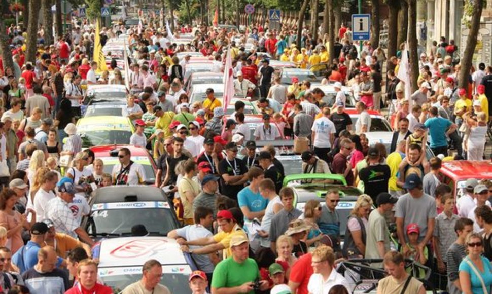 Nuo pat ketvirtadienio ryto didžiausiu Palangos traukos objektu tapo centrinė miesto gatvė, kur ėmė šurmuliuoti jau dešimtųjų „Omnitel“ 1000 km lenktynių karavanas.