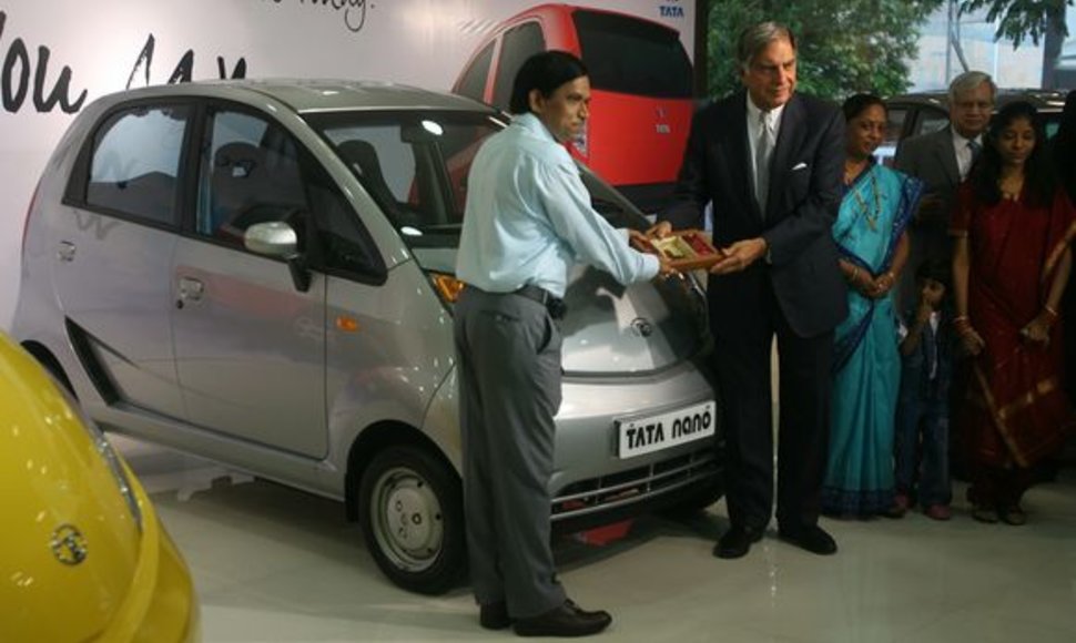 Indijoje įteikti rakteliai pirmajam pigiausio automobilio „Tata Nano“ savininkui.