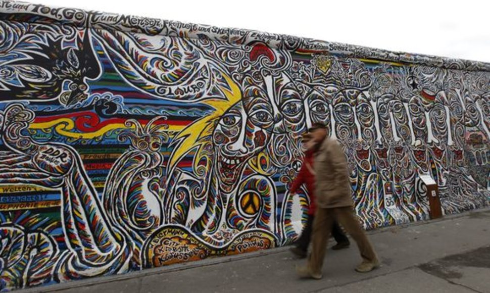 Berlyne iškilmingai atidengtas restauruotas Berlyno sienos fragmentas