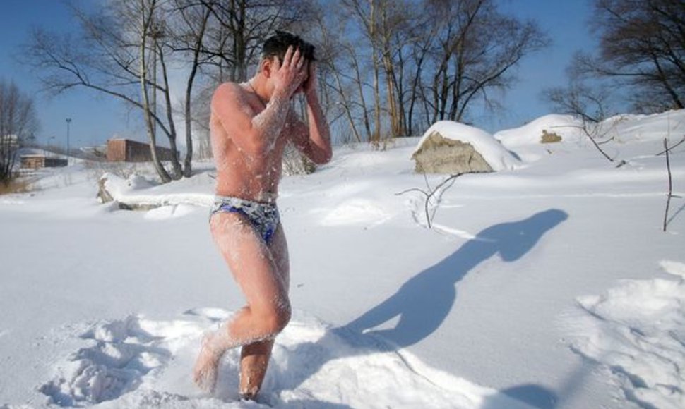 Vyras mėgaujasi žiema Novosibirske.