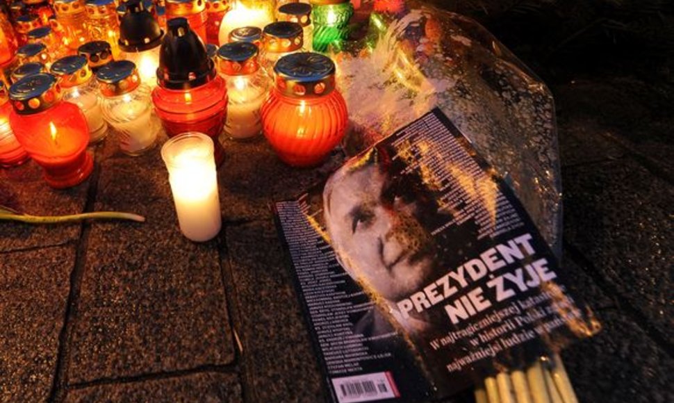 Dešimtys tūkstančių sukrėstų lenkų šeštadienį vakare gėlėmis ir žvakėmis nuklojo pagrindinę Varšuvos aikštę.
