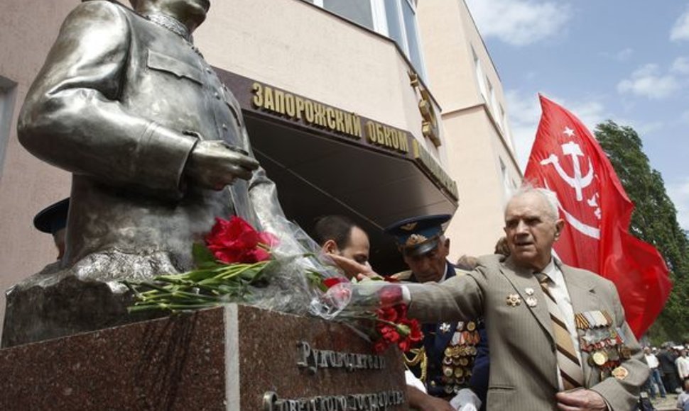 Atidengtas paminklas Stalinui