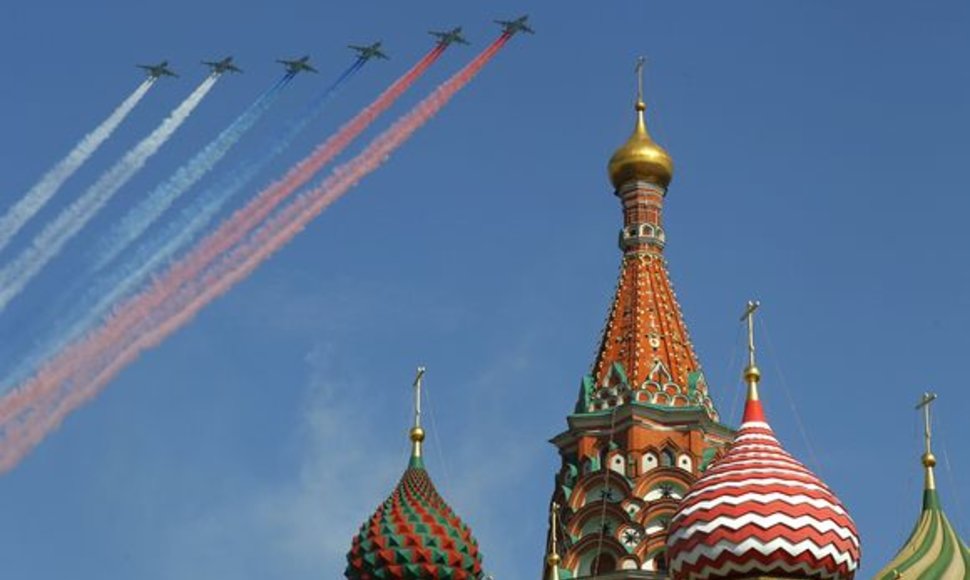 Maskvos Raudonąją aikštę sekmadienio ryte sudrebino didžiulis paradas, skirtas pergalės Antrajame pasauliniame kare 65-osioms metinėms paminėti. 