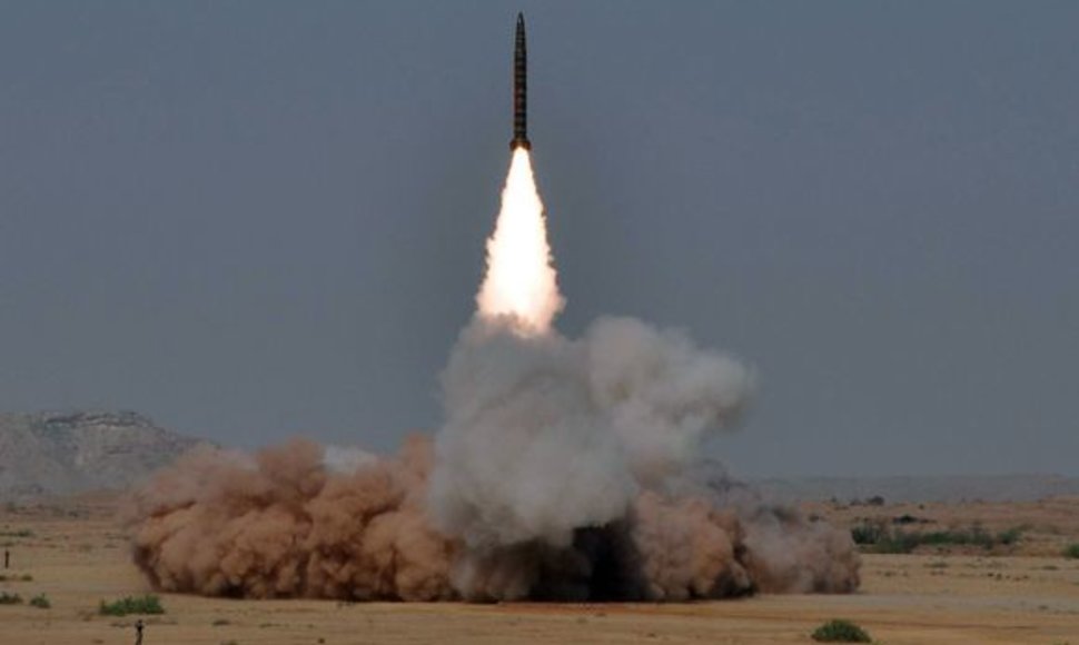 Pakistanas išbandė dvi branduolinius užtaisus galinčias nešti raketas.