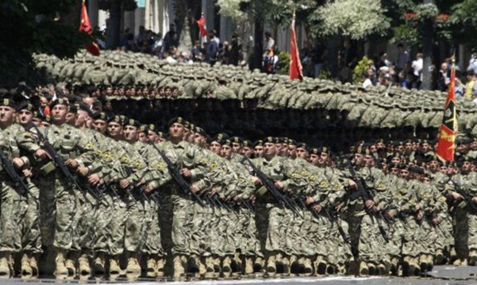 Į paradą Tbilisyje Gruzijos kariai išėjo apsirengę nauja uniforma.