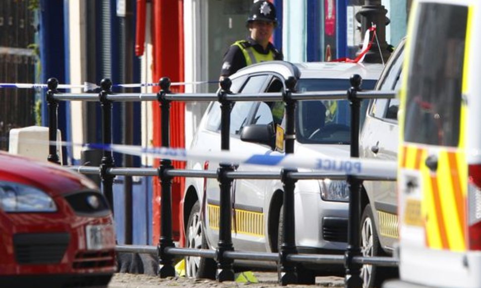 Britų policija trečiadienį ieškojo ginkluoto užpuoliko, kuris žudė žmones šiaurinės Anglijos vaizdingojo Ežerų krašto miesteliuose.