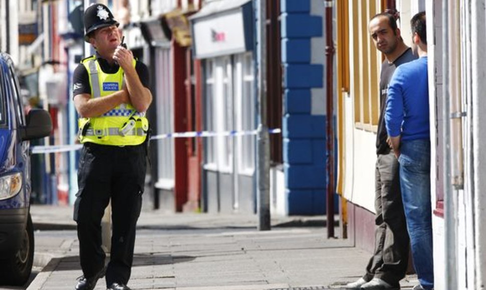 Britų policija trečiadienį ieškojo ginkluoto užpuoliko, kuris žudė žmones šiaurinės Anglijos vaizdingojo Ežerų krašto miesteliuose.