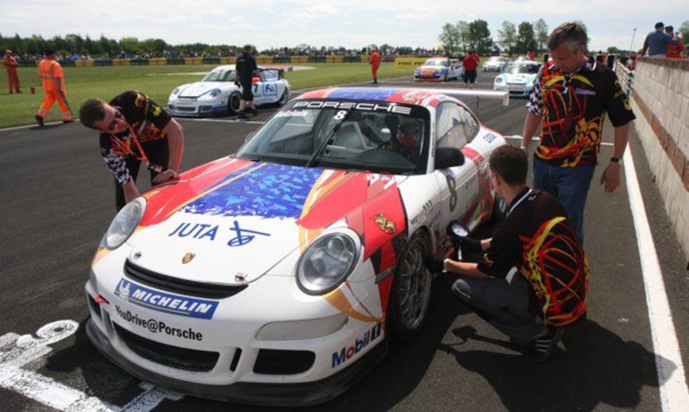 Kaunietis lenktynininkas – vienas įpusėjusios Didžiosios Britanijos „Porsche Carrera Cup“ lyderių.