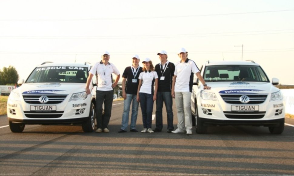 Unikaliose lenktynėse dalyvavo du „Volkswagen Tiguan“ automobiliai.
