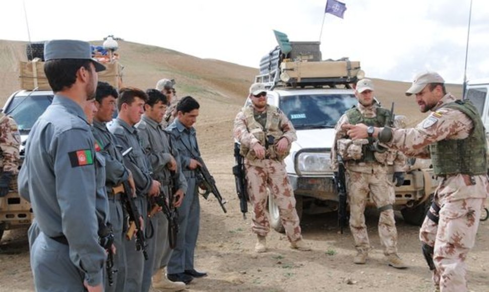 Lietuvos vadovaujamos Afganistano Goro provincijos atkūrimo grupės kariai su vietos policijos pareigūnais.