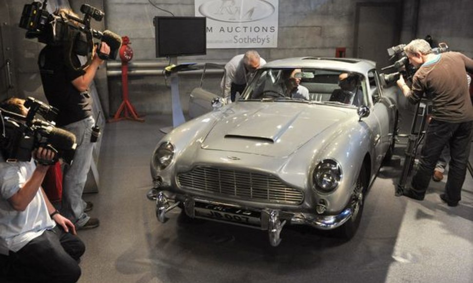 Džeimso Bondo automobilis „Aston Martin“ parduotas aukcione už 4 mln. dolerių.