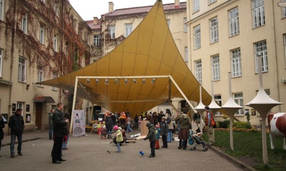Vilniaus mokytojų namų kiemelis – dažna įvairių renginių vieta.