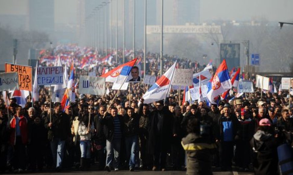 Serbijos sostinėje Belgrade dešimtys tūkstančių demonstrantų šeštadienį susirinko prie parlamento pastato.