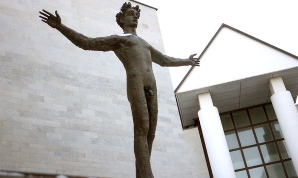 Šalia M.Žilinsko dailės galerijos stovinti nuogo vyro skulptūra dorovės sergėtojus piktina ne pirmus metus, o kitiems tai unikalus meno kūrinys. 