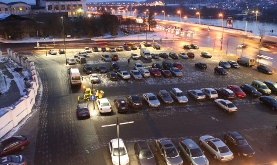 Bažnyčios atstovai nesutinka, jog greta esančioje aikštėje savo automobilius norintys pastatyti vairuotojai turėtų mokėti už mašinų stovėjimą.