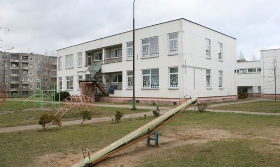 Šiuo metu po mokyklos-darželio stogu glaudžiasi ir darželinukai ir 1- 4 klasių mokiniai.