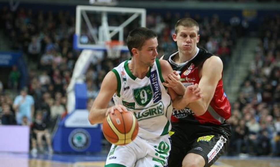 Kauno &bdquo;Žalgirio&ldquo; žaidėjas Mantas Kalnietis veržiasi krep&scaron;io link.