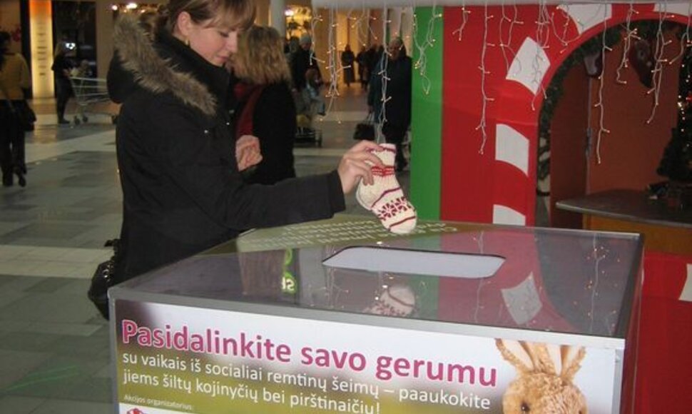 Socialinei akcijai paruošta dėžė stovi „Mega Kalėdų mieste“.