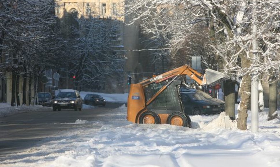 Sekmadienio popietę kelininkai miesto gatvėse tebekovojo su sniegu.