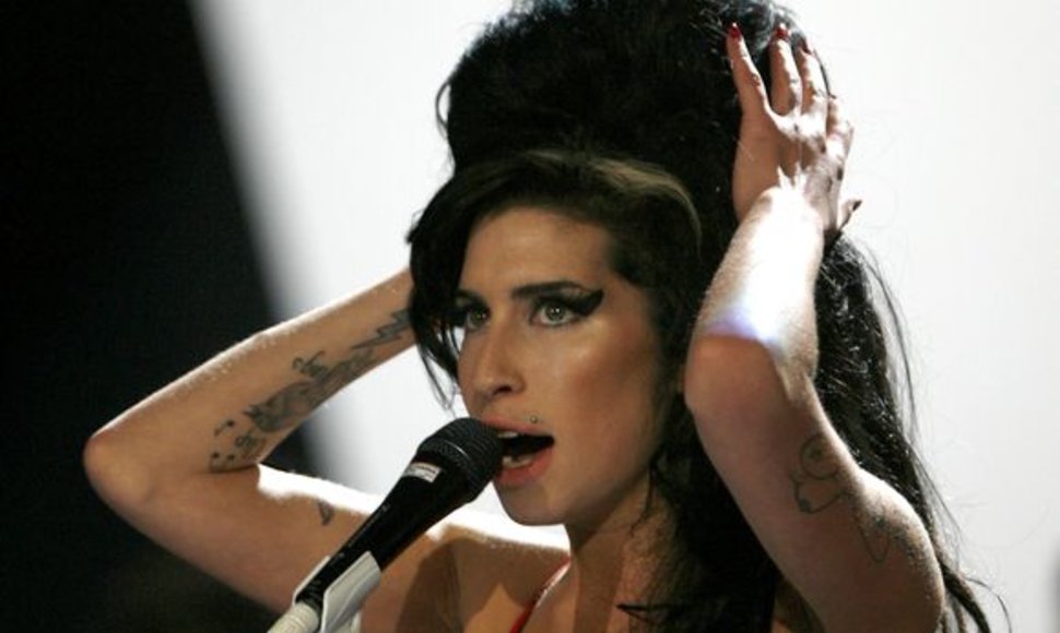 A.Winehouse nebenori tatuiruočių, primenančių buvusį vyrą.