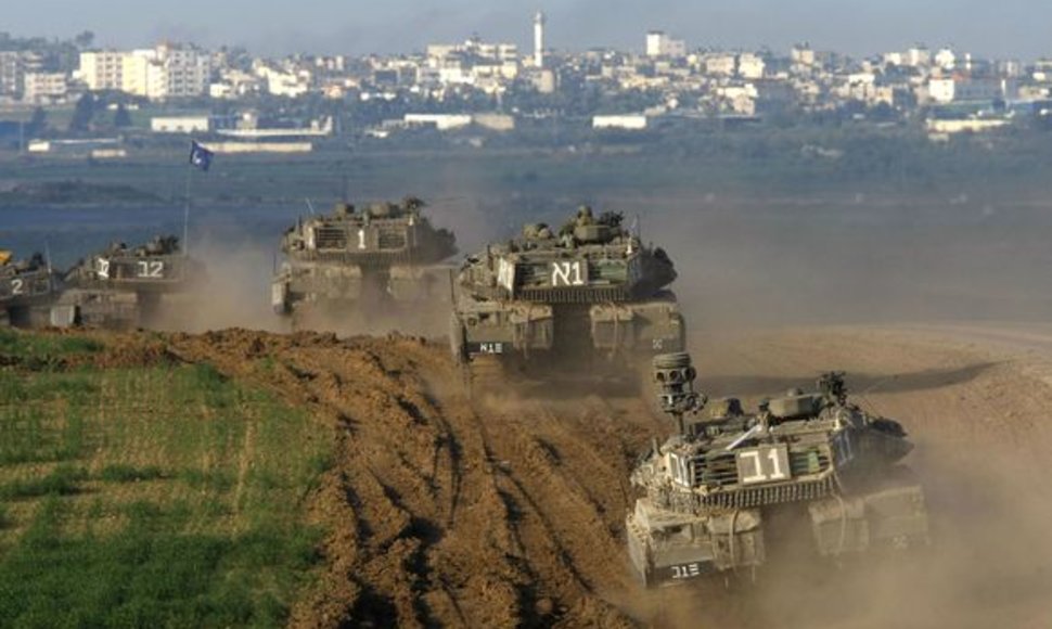 Izraelio pajėgos juda tolyn į Gazos miestą.