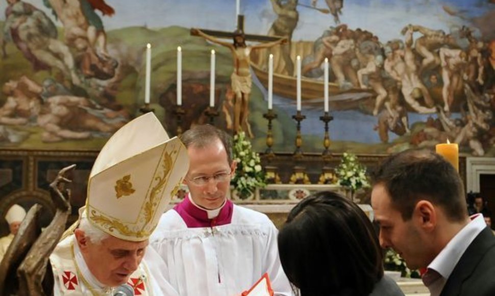 Popiežius krikštija vaikus.