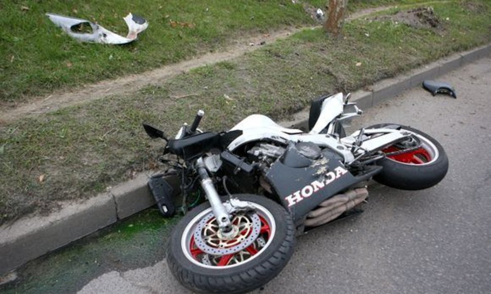 Sudaužytas motociklas po nelaimės Ukmergės gatvėje