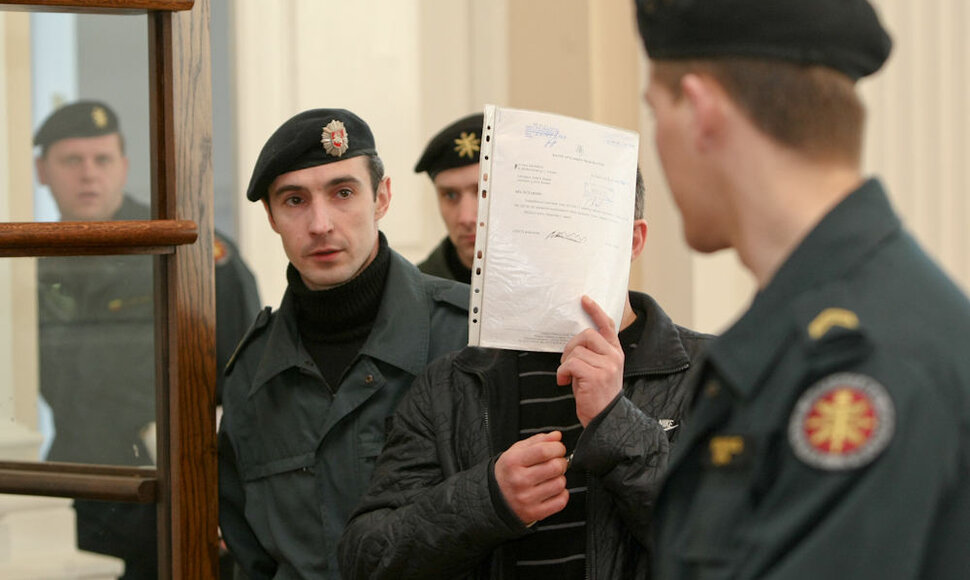 Alfuko gaujos bylos nagrinėjimas apeliacine tvarka: konvojaus pareigūnai atveda vienintelį posėdyje dalyvavusį nuteistąjį A.Jakubaitį.