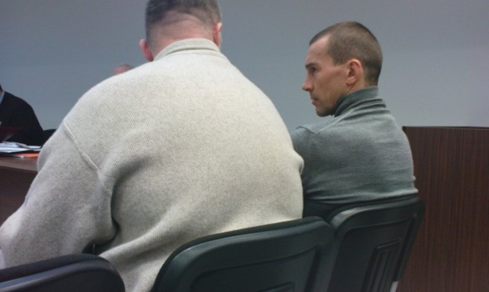 A.Masterbrockis (kairėje) ir pergalėmis bušido ringe išgarsėjęs V.Golubovskis iki teismo savo kaltę dėl inkasatorių plėšimo neigė, o teisme jų dar neapklausė.