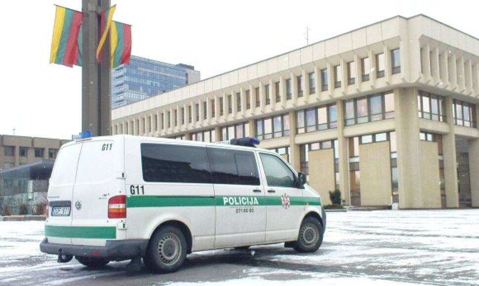Įdomi detalė: prie Seimo atvarytas mikroautobusas, skirtingai nei kiti policijos tarnybiniai automobiliai, šiandien nebuvo papuoštas Trispalve.