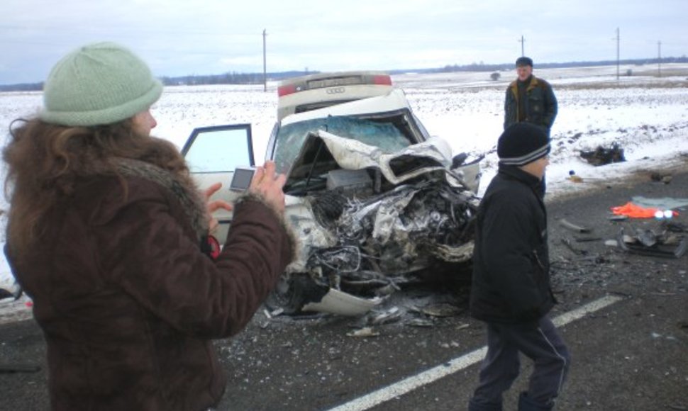 Sunku apibūdinti, kas liko iš šio automobilio po kaktomušos. Kita į avariją pakliuvusi mašina – irgi suniokota.