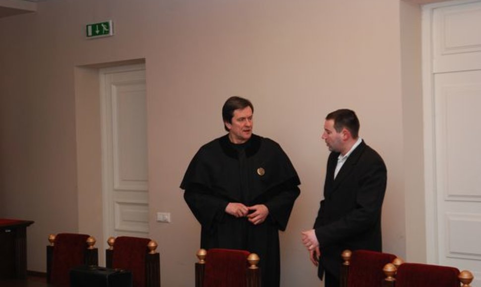 A.Smirnovas (kairėje) turi galingą gynėją – garsų advokatą Rimą Andrikį.