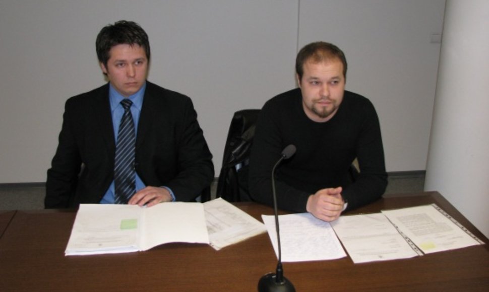 Vairuotojas J.Aleškevičius (dešinėje) su advokatu. 