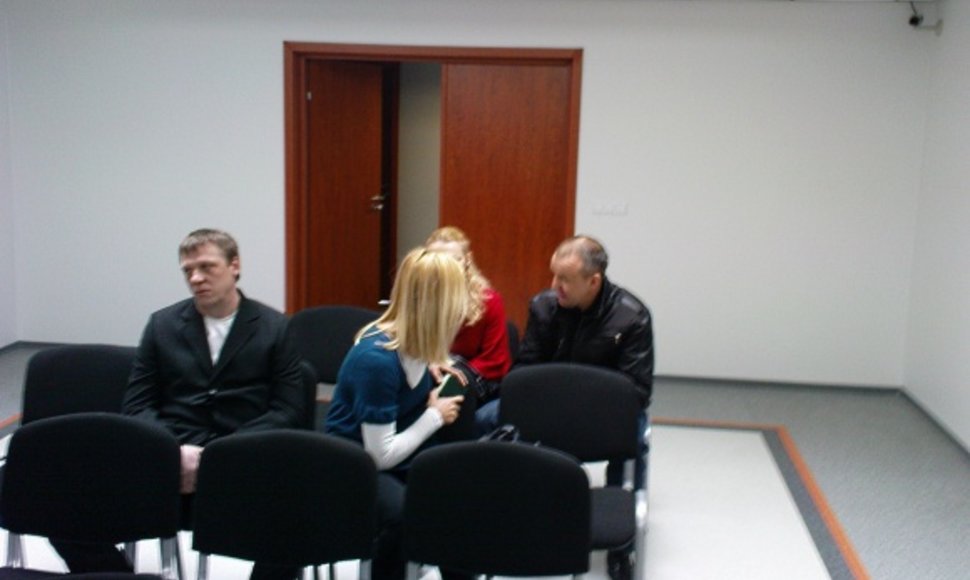 Lemtingojo sekmadienio vakaro išgertuvių šeimininkas V.Bičkus (dešinėje) jau yra davęs teisme parodymus, o A.Šmitas (kairėje) bei abiejų šių vilniečių žmonos antradienio posėdyje liudijo pirmą kartą.