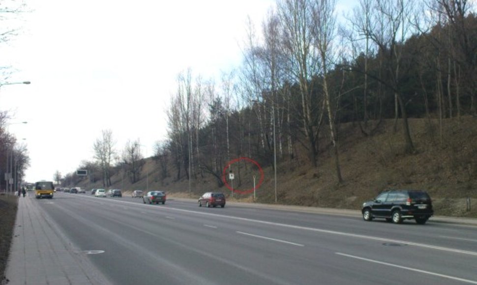 Naujasis radaras įrengtas sostinės Ukmergės gatvėje, maždaug Šeškinės kalno viduryje, kiek aukščiau tos vietos, kur jau seniai įrengtas miesto centro kryptimi judantį srautą kontroliuojantis fotorobotas.