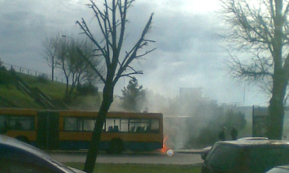 Stotelėje degantis autobusas.