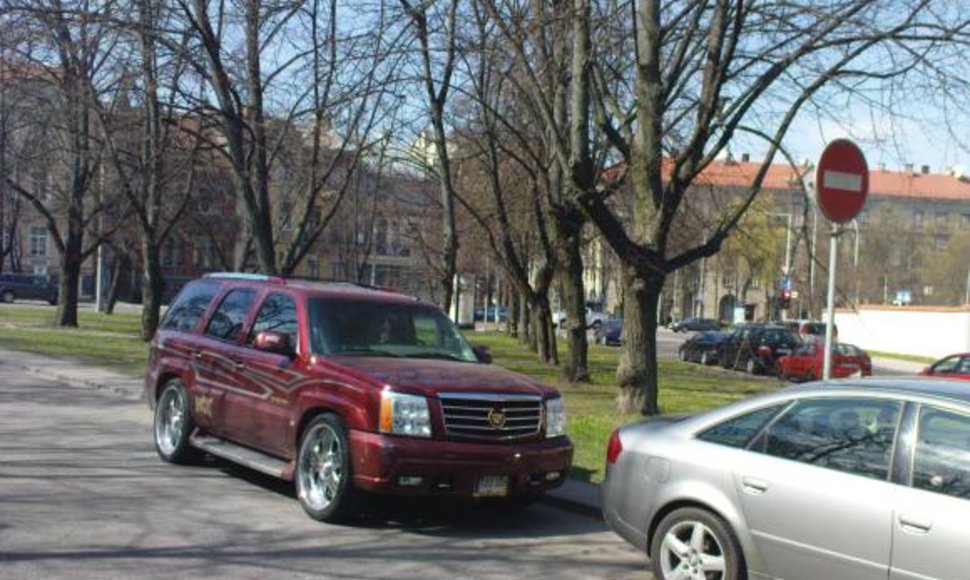 Vairuotojas gangsterišką visureigį atbulomis pastatė šioje Lukiškių gatvės vietoje.