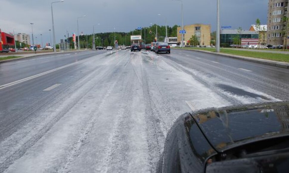 Gatvės atrodė tarsi būtų padengtos skalbimo priemonių putomis.