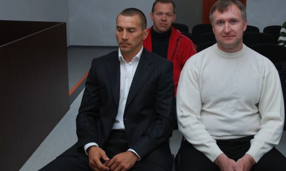 V.Golubovskis (kairėje) ir A.Masterbrockis viliasi palankaus teismo sprendimo, o jų šiandien į posėdį atsivesto naujo liudytojo (antrajame plane) niekam nebeapklausė.