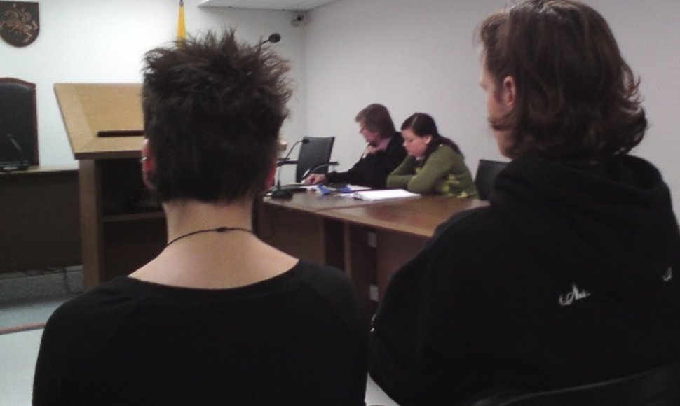 V.Iljinych (sėdi su advokatu) byloje šiandien pasirodžiusią E.Borovikovaitę (kairėje) palaikė jos draugas bei egzekucijos liudytojas T.Laureckis.