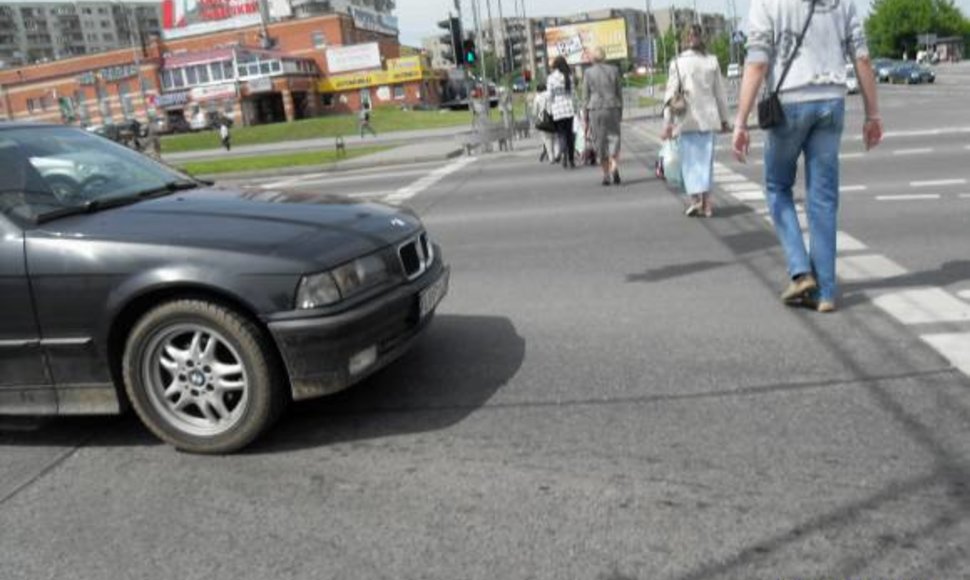 Ketvirtadienį sostinės Ozo gatvėje, sankryžoje prie „Akropolio“, Pranas užfiksavo, kaip BMW praleidžia pėsčiuosius, kirtęs ne tik STOP liniją, bet ir perėjos zoną.