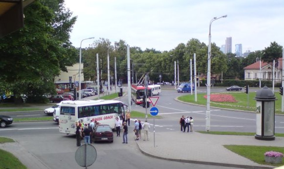 Prie Olandų žiedo dėl autobuso ir lengvojo automobilio avarijos užtverta viena eismo juosta.