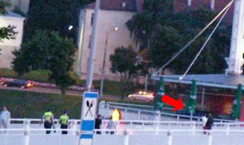 Netgi policininkai nedrįso važiuoti pėsčiųjų tiltu, kuriuo drąsiai pasuko juodojo mersedeso vairuotojas.