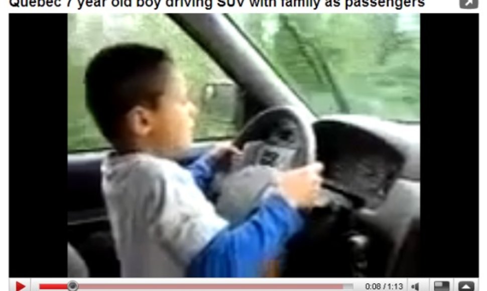 Vaikas prie vairo net ne sėdėjo, o stovėjo.