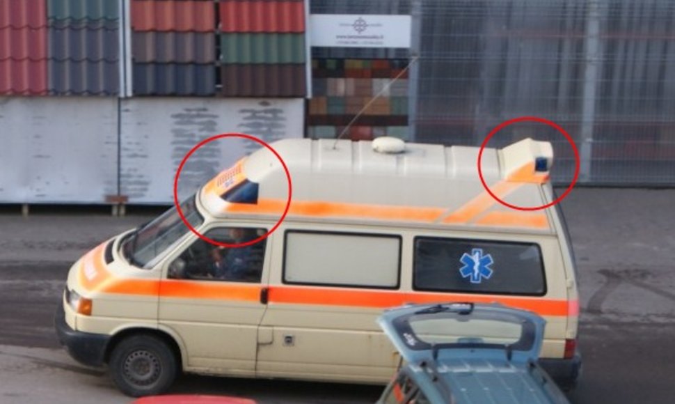 Krovininiu taksi paverstas specialiosios paskirties automobilis su švyturėliais ir užrašu „Ambulance“.